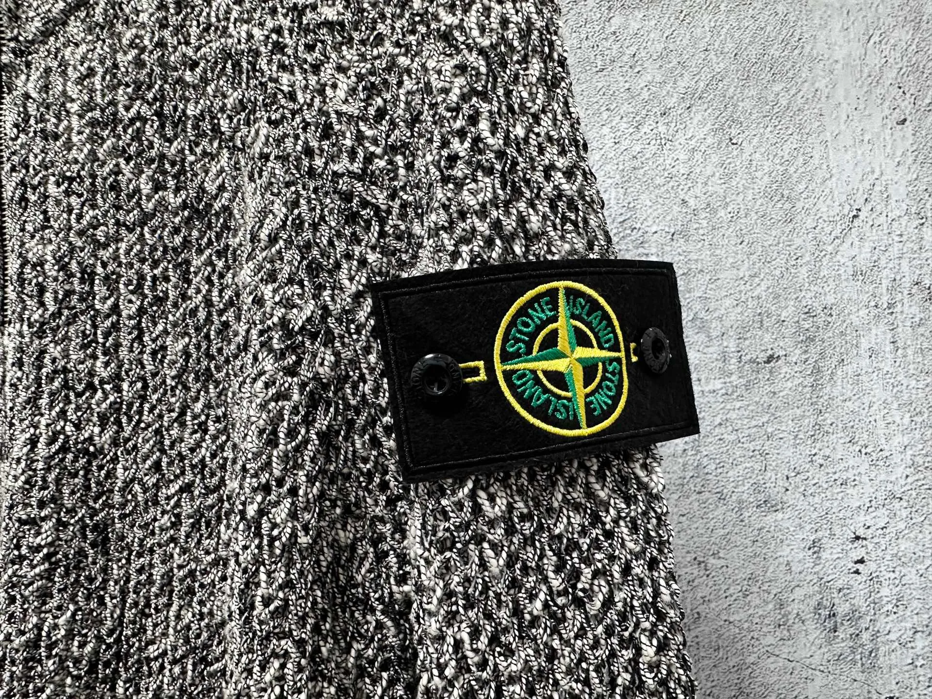 P490 【Stone Island】Stone Island coral sweater jacket Customized dyeing of original yarn has become popular in Xiaohongshu very early. Many Internet celebrity shops are doing it. The products they make can only be said to be unsightly. They are all made of ready-made yarn. This original version is made of 7 yarns of different colors and thicknesses that must be arranged to achieve the original effect. The customization cycle is very For a long time, the molded original version has the same ykk No. 5 special craftsmanship zipper, using an old-fashioned 9-needle thick-thread wool loom (due to low efficiency and high waste, factories pursuing efficiency have abandoned it, and only some big brands still use it). The strongest armband on the entire network, all detailed identification points restore the original inspection level! All Stone Island armbands must have three yellow lines, anything without them is fake! The models before 2021 had four yellow lines, and after 21fw, they all had three. We restored them perfectly. Size:S-M-L
